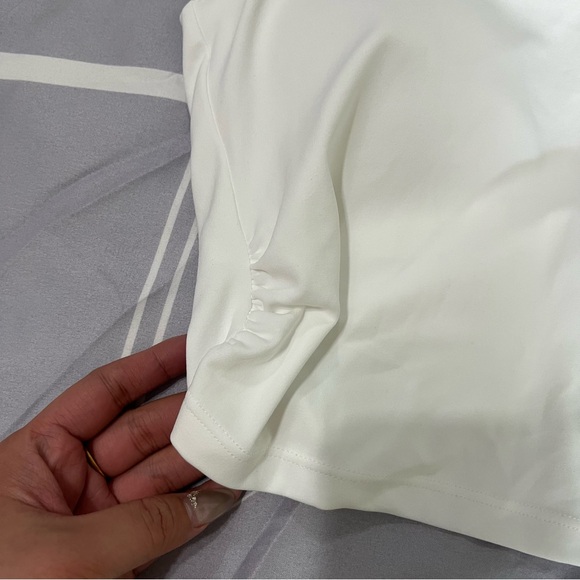 ALO Yoga White Sports Bra and Pleated Tennis Skirt Set - Picture 4 of 14